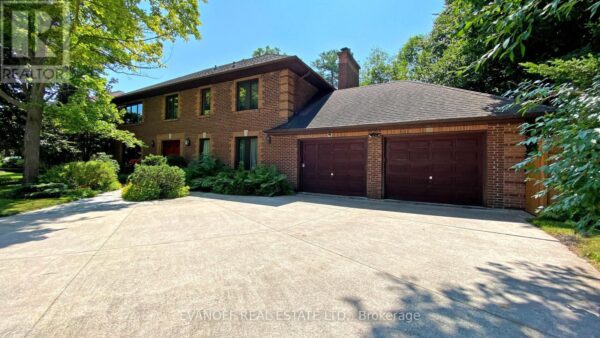 15 SCENIC HILL COURT Toronto (Highland Creek), Ontario M1C3V5