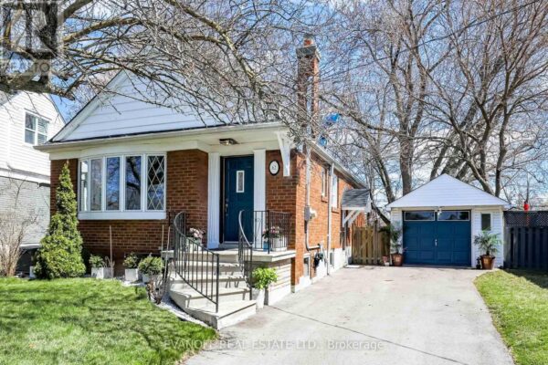 62 MARCHINGTON CIRCLE Toronto (Wexford-Maryvale), Ontario M1R3M7